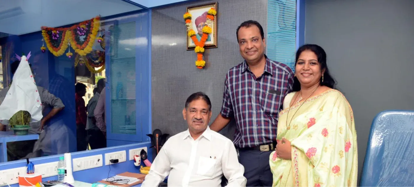 Dr. Anand and Dr. Shilpa Jaypuriya with senior ophthalmologist Dr. Shyam Agrawal