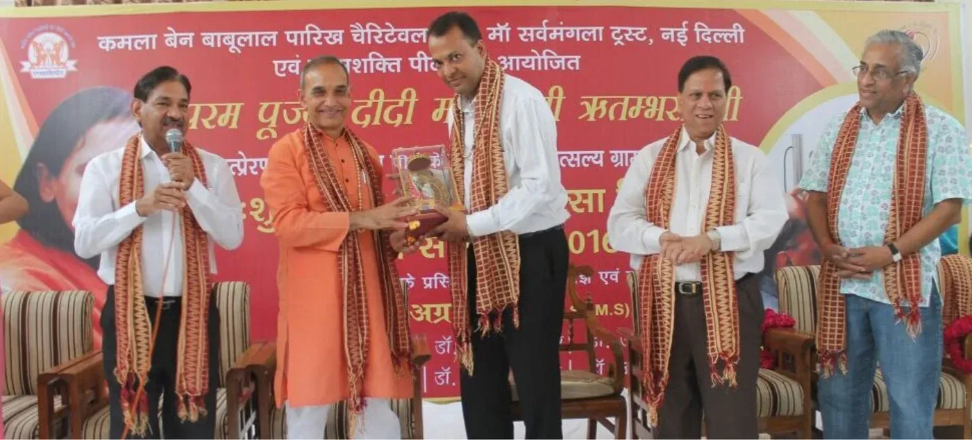 Dr. Anand Jaypuriya receiving an honour at an outreach event