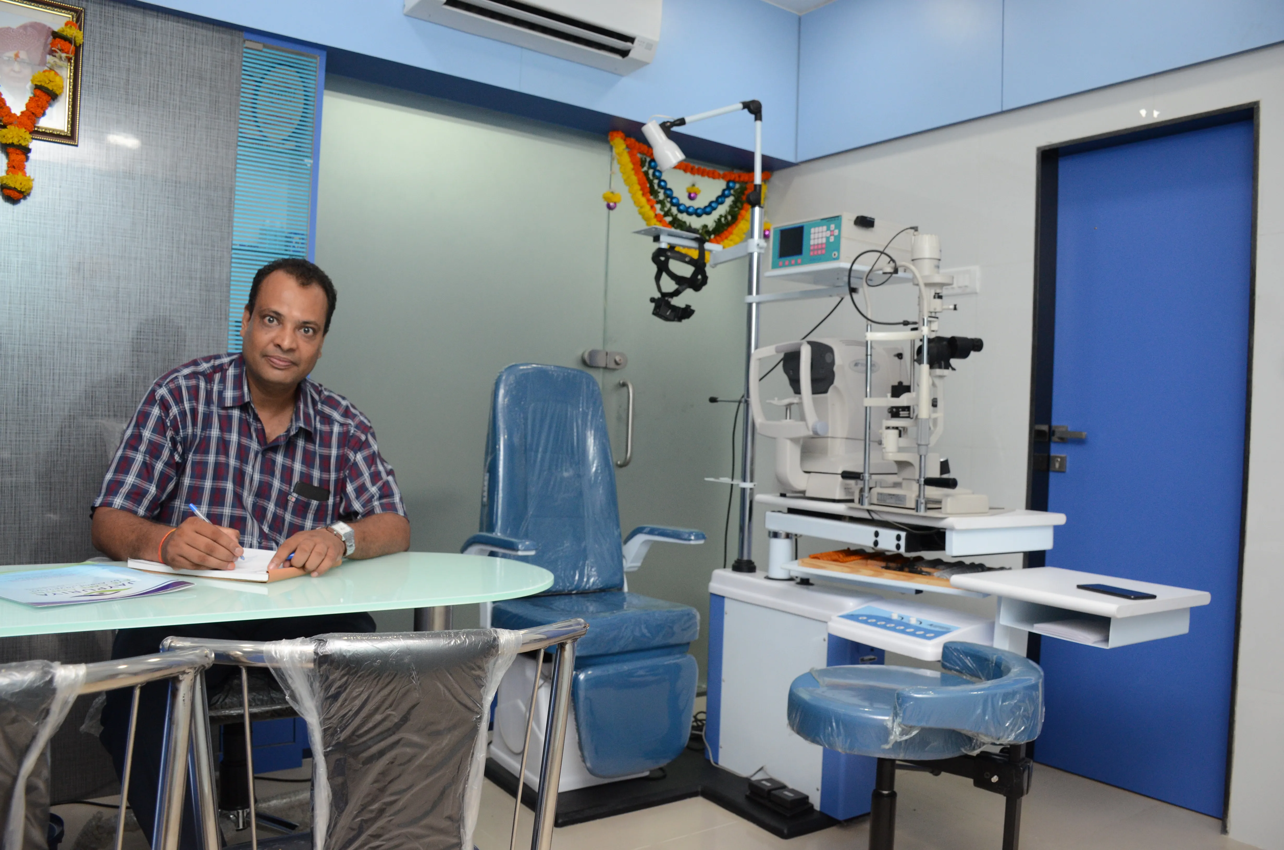 Dr Anand Jaypuriya in the eye consultation and diagnostic room at JECC Nallasopara East